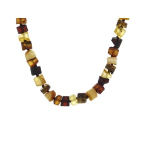 Halsketting met cilindrische veelkleurige barnsteen, lengte 48 cm