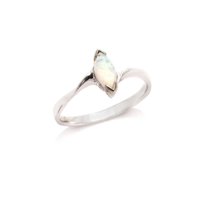 Ring met natuurlijk witte Australische shuttle-opaal, in gerhodineerd zilver 925