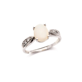 Anello con opale ovale e ossido di zirconio, in argento 925 rodiato