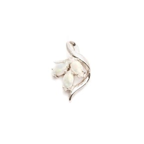 Hanger met witte shuttle opaal, in 925 gerhodineerd zilver, hoogte 1,8 cm