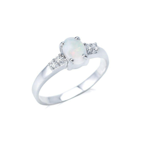 Anillo con ópalo ovalado y óxido de circonio, en plata 925 rodiada