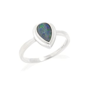 Ring met Australische doublet blauwe opaaldruppel, in 925 gerhodineerd zilver