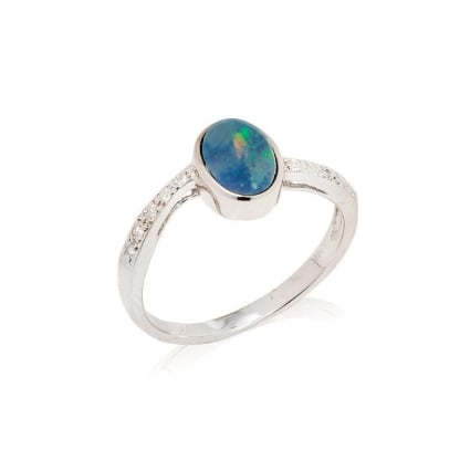 Anello con opale blu ovale doppietto australiano, in argento 925 rodiato