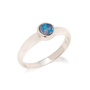 Ring met rond Australisch doublet blauwe opaal, in 925 gerhodineerd zilver
