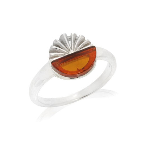 Ring met natuurlijk cognac amber uit de Baltische Zee, gemaakt van gerhodineerd zilver 925