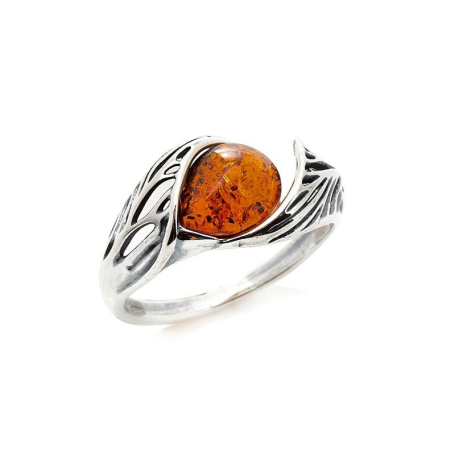 Anillo con ámbar coñac natural del Mar Báltico, fabricado en plata envejecida 925.