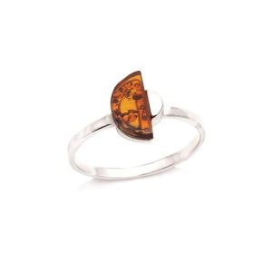 Anillo semicírculo con ámbar coñac natural, en plata 925 rodiada