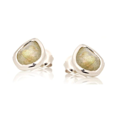 천연 멀티컬러 래브라도라이트가 세팅된 925 로듐 도금 실버 스터드 이어링