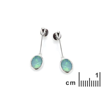 Orecchini a bottone con doppietto ovale di opale blu, in argento 925 rodiato