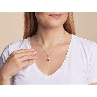 Hanger met groene amberdruppel, in 925 gerhodineerd zilver, hoogte 1+0,8 cm