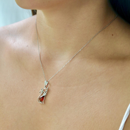 Ciondolo gatto con ambra cognac, in argento 925 rodiato, altezza 2,3+0,8 cm