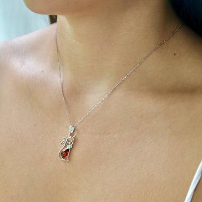 Pendentif chat avec ambre cognac, en argent rhodié 925, hauteur 2,3+0,8 cm