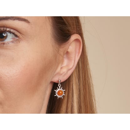 Orecchini pendenti sole con ambra cognac, in argento 925 rodiato
