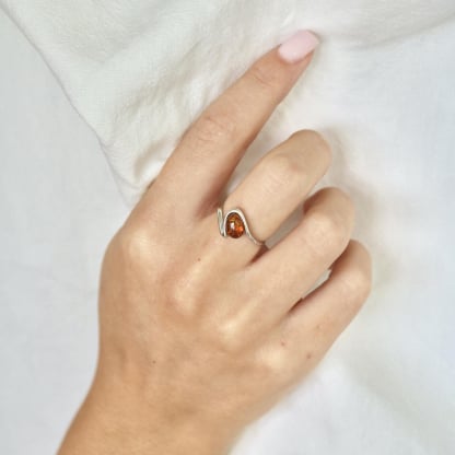 Anello con ambra cognac naturale del Mar Baltico ovale, realizzato in argento 925 rodiato