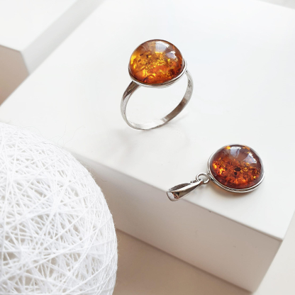 Round pendant with natural cognac amber, in 925 rhodium silver, height 1+1.3 cm