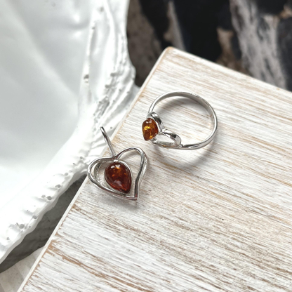 Anillo de corazón con gota de ámbar coñac natural, en plata 925 rodiada