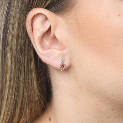 Orecchini a bottone con ambra naturale cognac, in argento 925 rodiato
