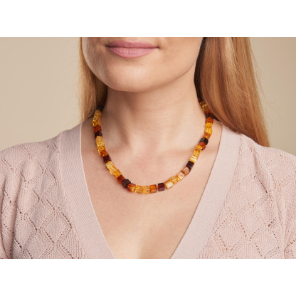 Collier avec ambre multicolore naturel de la mer Baltique cube, longueur 50