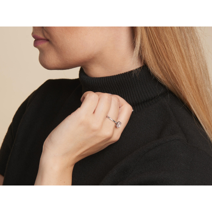 Anello con quarzo rosa naturale tondo, in argento 925 rodiato