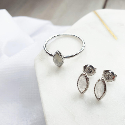 Ring mit natürlichem weißem Shuttle-Mondstein, aus 925er rhodiniertem Silber