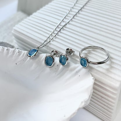 Anello con calcedonio blu naturale, in argento 925 rodiato