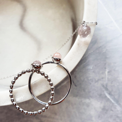 Brincos pendentes com quartzo rosa natural, em prata 925 com banho de ródio