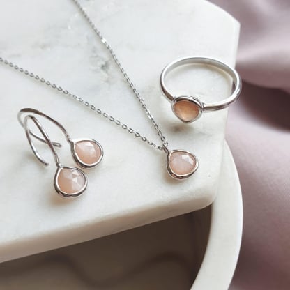 Doğal pembe ay taşlı kalp küpe, 925 rodyum kaplama gümüş