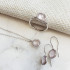 Orecchini con quarzo rosa naturale tondo, in argento 925 rodiato