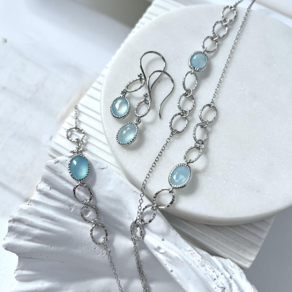 Armband mit ovalem blauem Chalcedon, aus 925 rhodiniertem Silber, Länge 15,5+3 cm