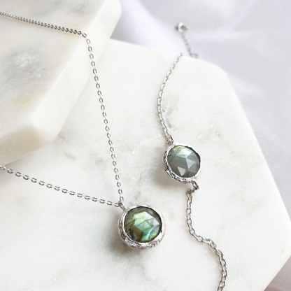 Ketting met veelkleurige labradoriet, in 925 gerhodineerd zilver, lengte 42+3cm