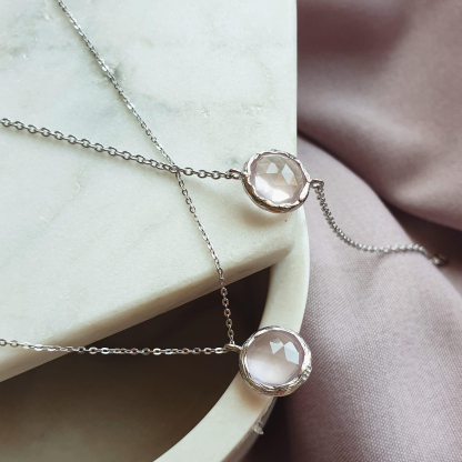 Collar con cuarzo rosa natural, en plata 925 rodiada, largo 42+3cm