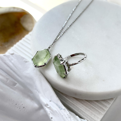 Collar con prehnita verde natural, en plata 925 rodiada, longitud 42 + 3 cm