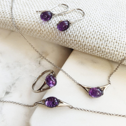 Ring with natural purple amethyst, in rhodium-plated silver 925