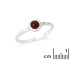 Anillo con granate rojo natural redondo, en plata 925 rodiada