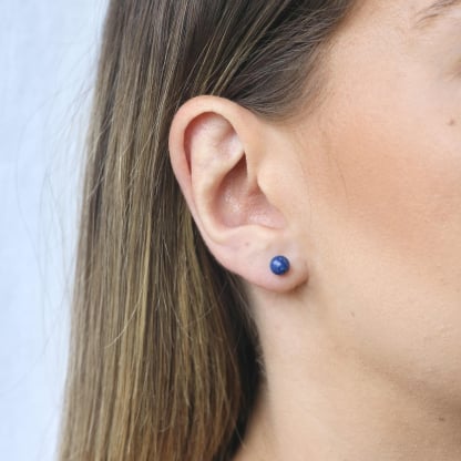 Cercei tip tip bile cu lapislazuli albastru natural, din argint placat cu rodiu 925