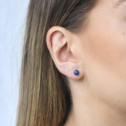 Clous d'oreilles avec lapis-lazuli bleu naturel boule, en argent rhodié 925