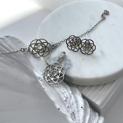 Pingente flor da vida com quartzo rosa, em prata 925 banhada a ródio, diâmetro 2+1 cm