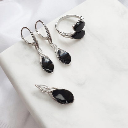 Anello con goccia di agata nera naturale tinta, in argento 925 rodiato