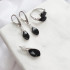 Anillo con gota de ágata natural teñida de negro, en plata 925 rodiada