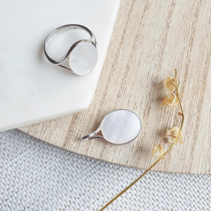 Anello con madreperla bianca naturale, in argento 925 rodiato