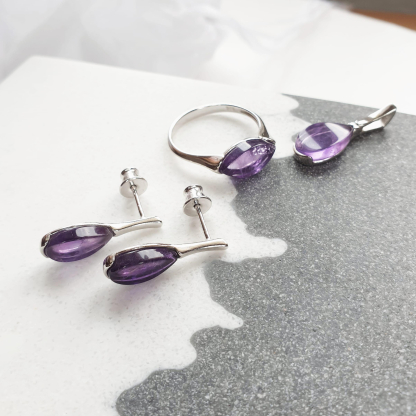 Anillo con gota de amatista morada natural, en plata 925 rodiada