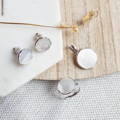 Boucles d'oreilles avec nacre blanche naturelle, en argent rhodié 925