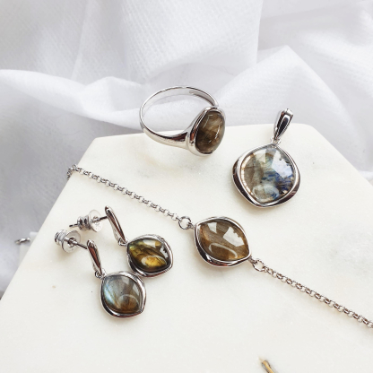 Pendant with multi-colored labradorite, in 925 rhodium-plated silver, height 1.7+1 cm