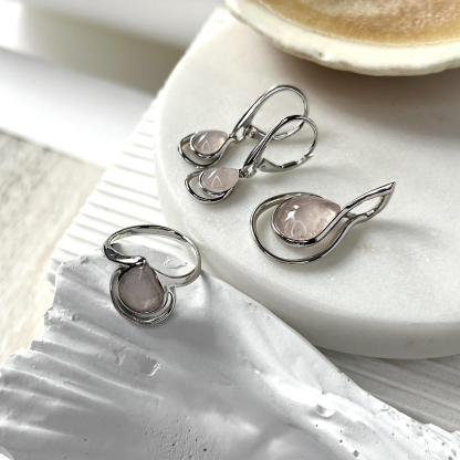 Ciondolo con goccia di quarzo rosa naturale, in argento 925 rodiato, altezza 3 cm