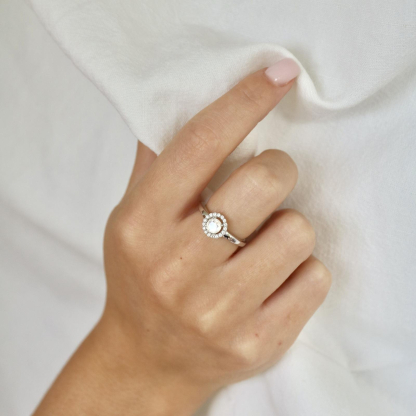 Anillo con piedra de luna y óxido de circonio, en plata 925 rodiada