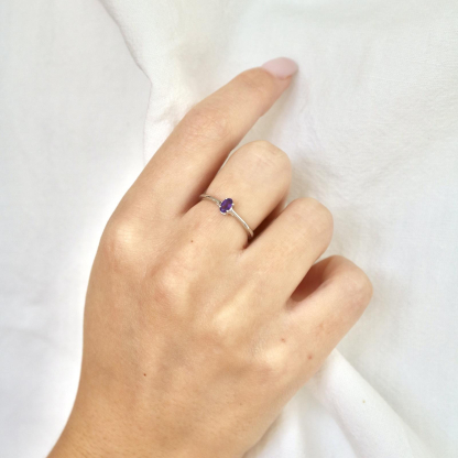 Ring with natural purple amethyst, in rhodium-plated silver 925