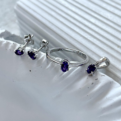 Ring with natural purple amethyst, in rhodium-plated silver 925