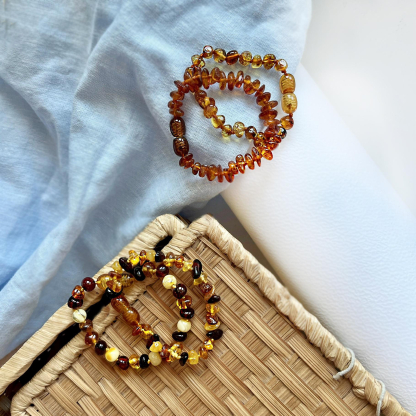 Bratara bebe cu chihlimbar multicolor, inchizator cu surub, lungime 12-13 cm