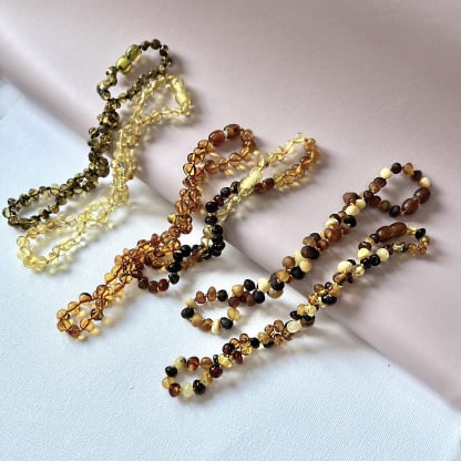 Collier bébé avec ambre multicolore, fermoir clip, longueur 32 - 33 cm
