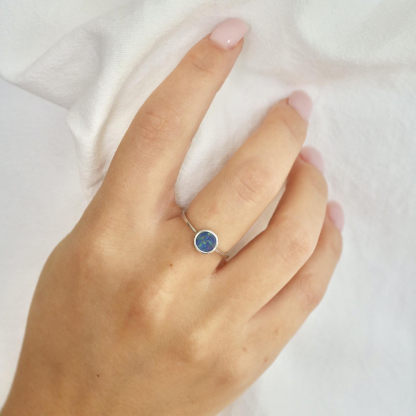 Bague avec opale bleue doublet d'Australie ronde, en argent rhodié 925